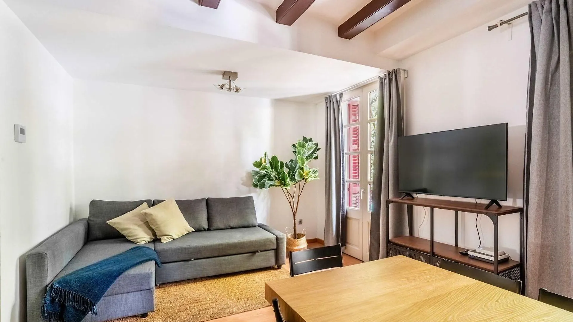 Lägenhet Pl Universitat Comfortable 3Bd With Private Patio Barcelona
