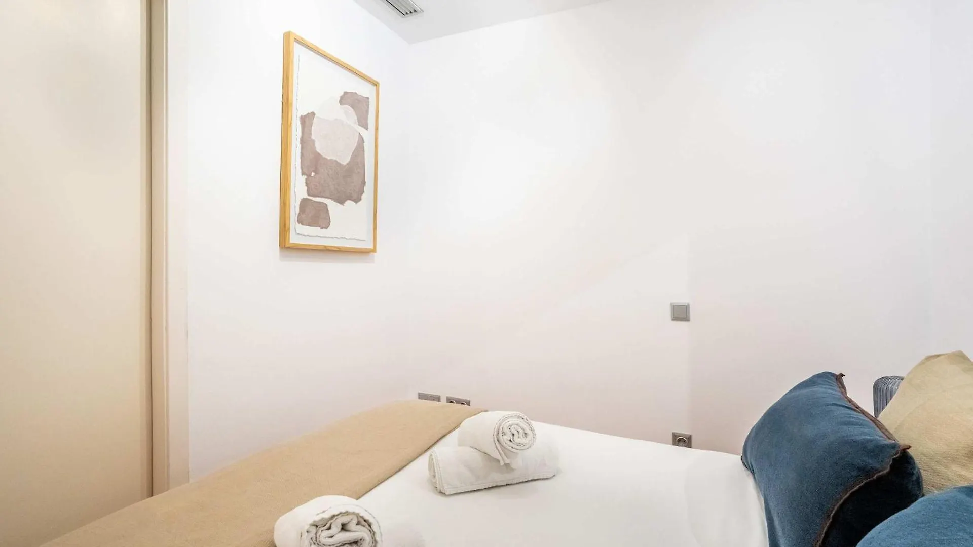 Lägenhet Pl Universitat Comfortable 3Bd With Private Patio Barcelona Spanien