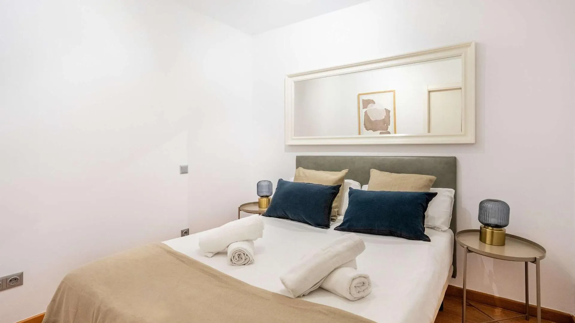 Pl Universitat Comfortable 3Bd With Private Patio Barcelona Spanien