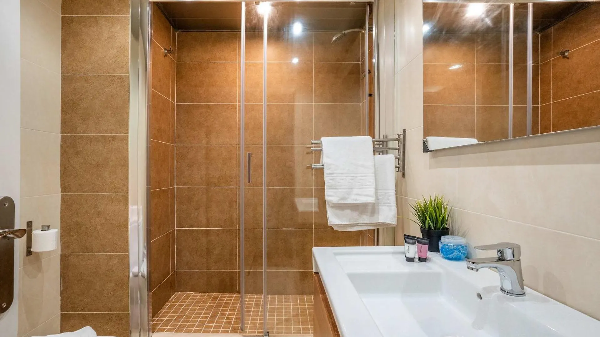 Lägenhet Pl Universitat Comfortable 3Bd With Private Patio Barcelona