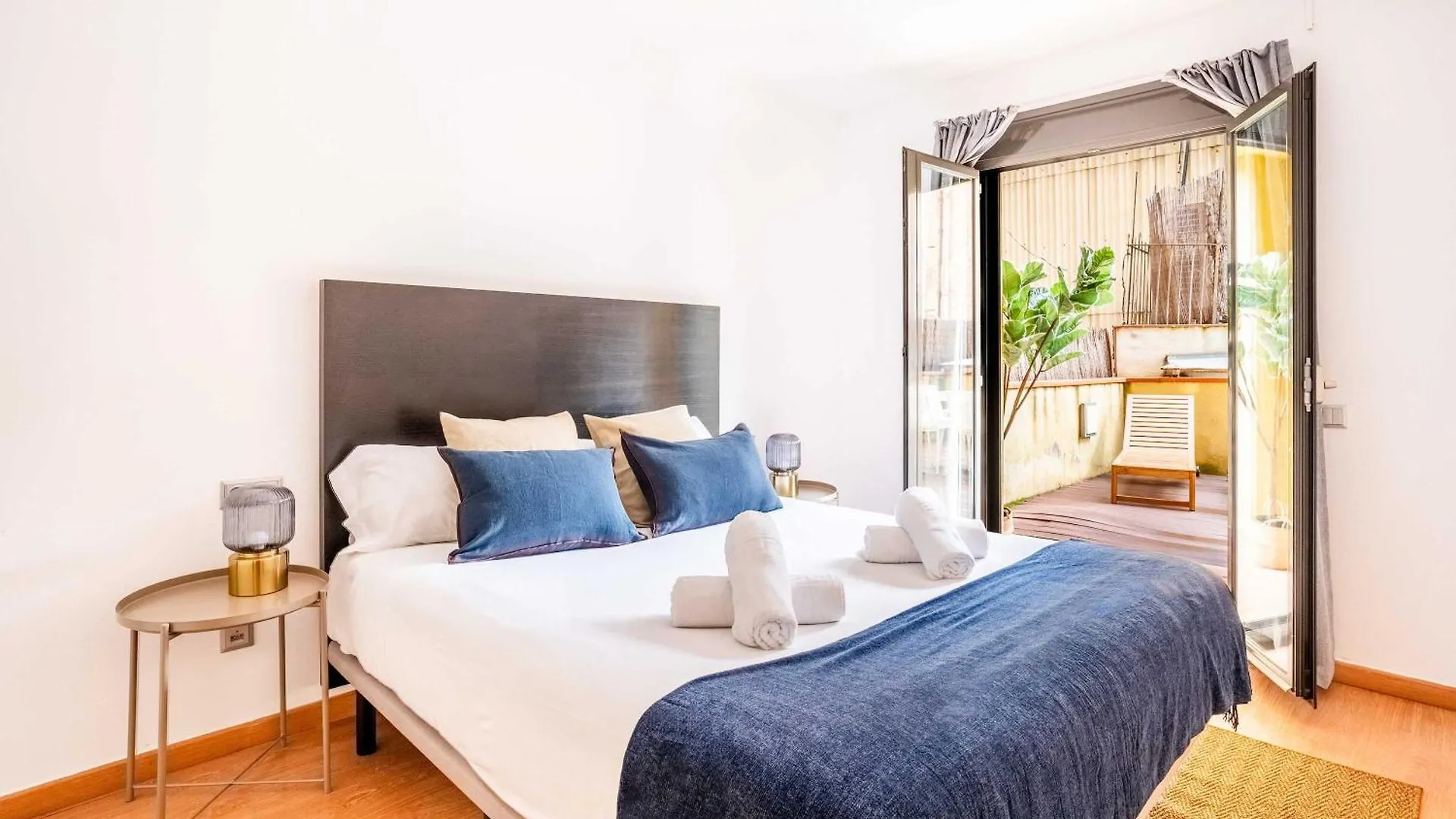 Pl Universitat Comfortable 3Bd With Private Patio Barcelona
