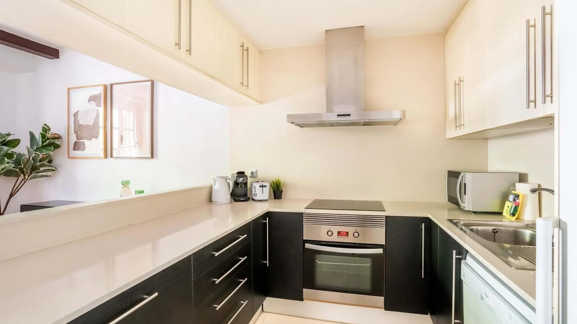 Pl Universitat Comfortable 3Bd With Private Patio Barcelona 0*,  Spain