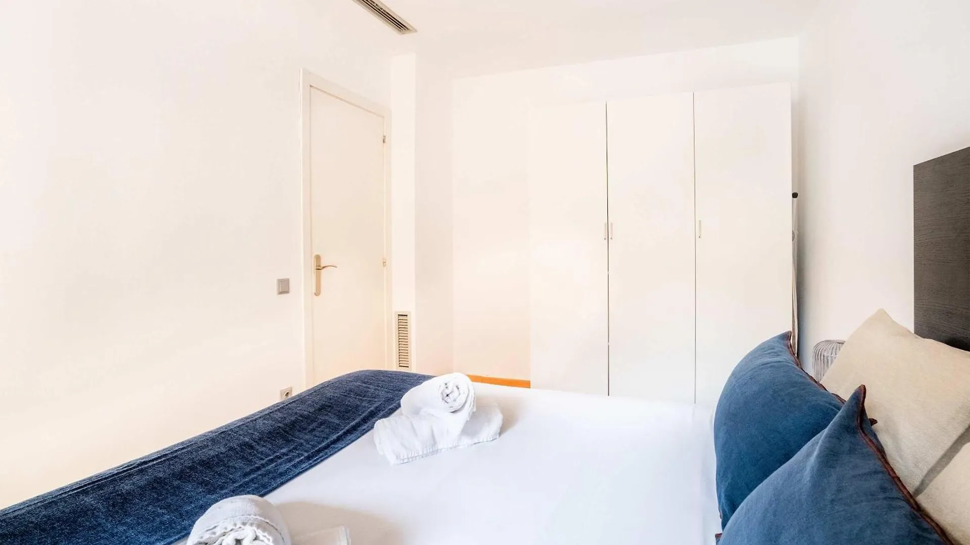 Pl Universitat Comfortable 3Bd With Private Patio バルセロナ アパート